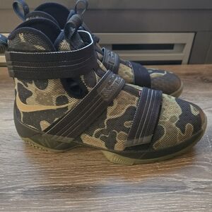 LeBron Solider 10